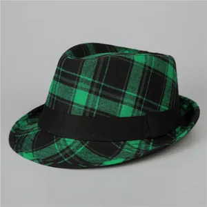 Dettaglio del cappello fedora a quadri verdi e neri con nastro decorativo nero