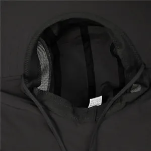 Makro-Detail des atmungsaktiven Netzfutters und 100% Polyester-Etiketts am Sonnenhut