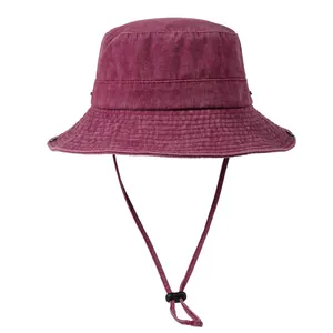 Λεπτομέρεια μπορντό vintage καπέλο bucket με ρυθμιζόμενο λουράκι και μεταλλικές οπές