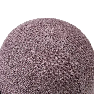Gros plan sur le tissage fin et les coutures radiales de la calotte d'un chapeau de soleil