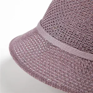 Gros plan du motif en maille respirante violette sur un chapeau de soleil pour femme
