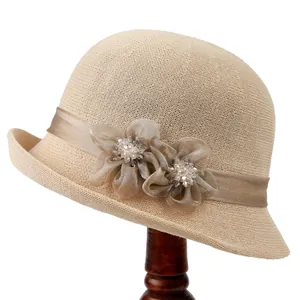 Chapeau cloche élégant en paille beige avec ruban de satin et fleur en organza de style rétro