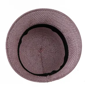 Vue intérieure montrant la texture tissée serrée et le bandeau noir du chapeau de soleil