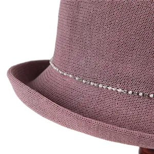 Details des lila Sonnenhuts mit Stricktextur und funkelndem Strassstein-Zierband