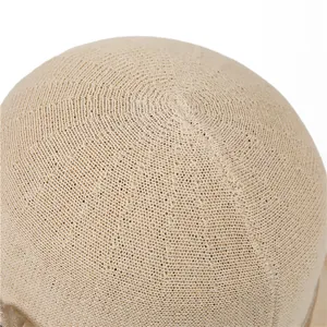 Vue macro détaillée du dessus tissé en spirale de ce chapeau de soleil beige