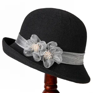 Chapeau cloche vintage noir style français avec fleurs grises et ruban pour femme