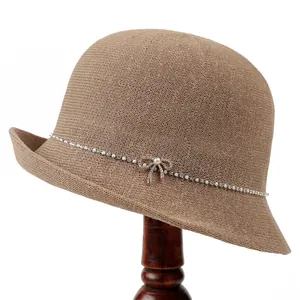 Eleganter Damen Sonnenhut in Camel-Strick mit Strass-Schleife und Perlendetail