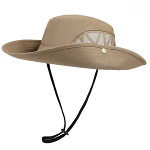 Détail du chapeau outdoor kaki avec maille respirante et mentonnière réglable noire