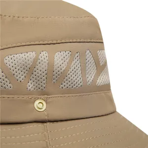 Détail du chapeau de soleil kaki avec aérations en mesh et coutures renforcées