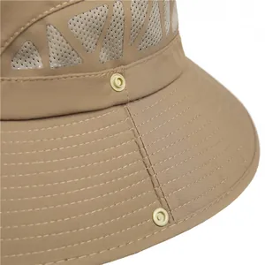 Détail du chapeau extérieur kaki avec panneaux en mesh respirant et coutures renforcées