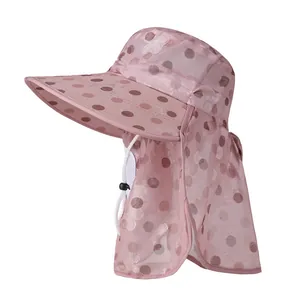 Chapeau de soleil en soie glacée rose avec large bord et rabat de protection du cou