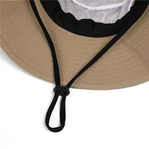 Détail du chapeau de soleil kaki avec bandeau de sudation et doublure en mesh aéré