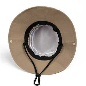 Détail d'un chapeau de soleil kaki avec doublure en filet et cordon réglable coupe-vent