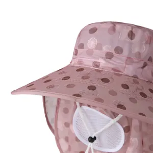 Détail d'un chapeau de soleil rose avec dentelle florale et masque en filet respirant