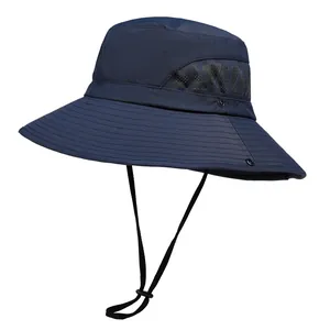 Chapeau de soleil bleu marine à large bord avec aérations et mentonnière réglable