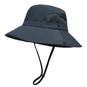 Chapeau de soleil gris foncé pour homme avec large bord, mesh et cordon réglable