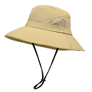 Détail d'un chapeau de soleil kaki avec aérations en mesh et mentonnière ajustable