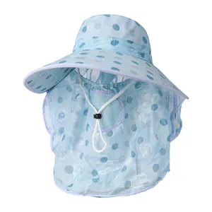 Détail du tissu en maille respirant et du motif floral sur le chapeau de soleil bleu