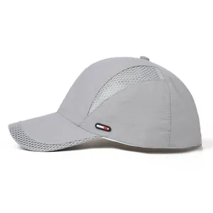 Detail van lichtgrijze mesh-stof en sportlabel op de ademende baseballpet van mesh