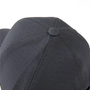 Primer plano de una gorra de béisbol gris oscuro con costuras reforzadas y textura mate
