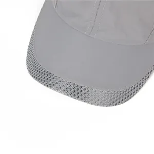 Detail van grijze sportpet met ademend mesh en sneldrogende stof voor buitenactiviteiten