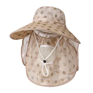 Détail du chapeau de soleil en soie glacée avec maille respirante et large bord protecteur