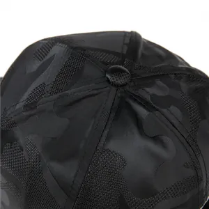 Herren Outdoor Baseballkappe in schwarzem Tarnmuster mit hochwertigen Nahtdetails
