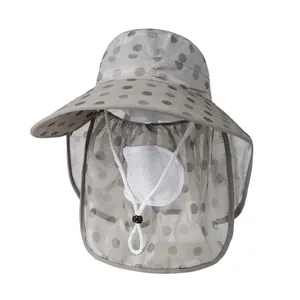 Vue détaillée du chapeau de soleil à large bord avec masque en filet et motifs floraux