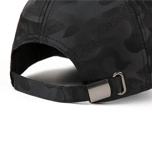 Rückansicht der Camouflage Baseballkappe mit verstellbarem Riemen und Metallschnalle