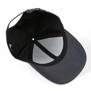 Detalle interior de la gorra de béisbol gris oscuro con costuras y banda para sudor