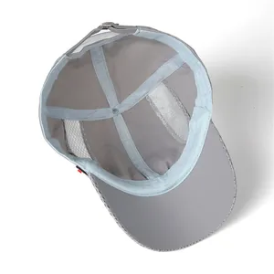Detail van de grijze zonnehoed binnenkant met ademende mesh stof en metalen gespband