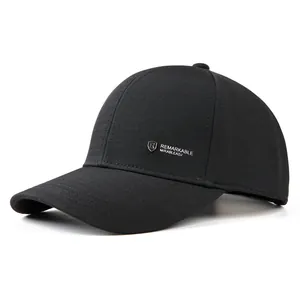 Detalle de gorra de béisbol negra con logo de escudo plateado y textura de tela fina