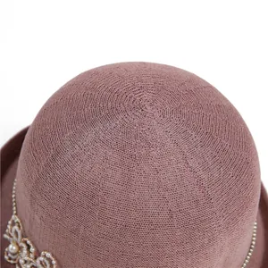 Gros plan détaillé d'un chapeau de soleil avec fleur élégante en perles et cristaux