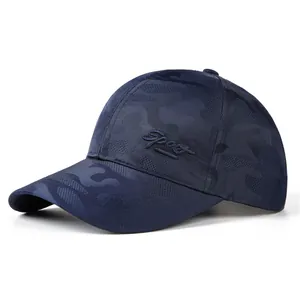 Detailansicht der blauen Tarnkappen-Baseballkappe mit weißer Sport-Stickerei
