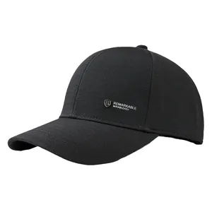 Gorra de béisbol negra clásica con logotipo metálico lateral y costuras reforzadas para el sol