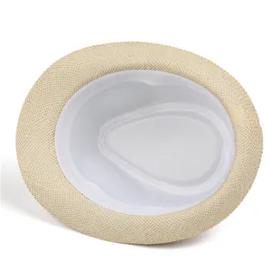 Detalle de la banda interior y la textura tejida transpirable del sombrero de paja fedora