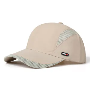 Detail van kaki mesh paneel en SPORTS-label op de ademende sneldrogende honkbalpet