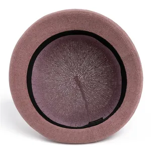 Détail intérieur du chapeau cloche rose montrant la bande de confort et la maille