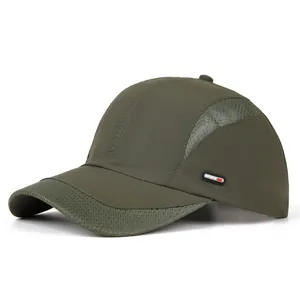 Detail van donkergroene mesh baseballpet met ademende sneldrogende stof en sportief label