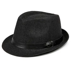 Detalle de sombrero fedora de paja negra con textura tejida fina y banda de cuero