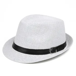 Detalle de sombrero fedora tejido blanco con banda de cuero negro y hebilla de metal plata