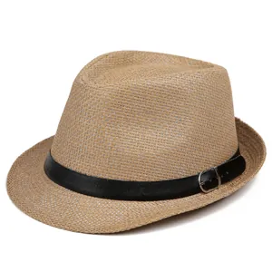 Detalle de sombrero de paja trenzada con banda de cuero negro y hebilla de metal plateado