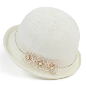 Cloche élégante tissée blanche pour femme avec fleurs en perles et bordure incurvée