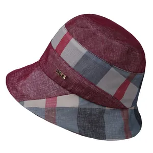 Damen Sonnenhut in Burgunderrot mit Karo-Band und LOVE-Metall-Label, schick