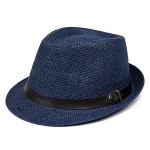 Detalle de sombrero fedora de paja azul marino con banda de cuero y hebilla