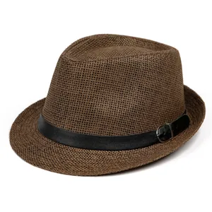 Detalle de sombrero de paja marrón con tejido de damero y cinturón de cuero negro