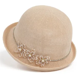 Chapeau cloche élégant en paille beige avec fleurs en perles et ruban de strass femme