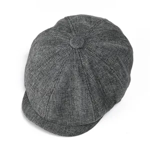 Vue de dessus d'une casquette gavroche grise en lin montrant la texture et les huit pans