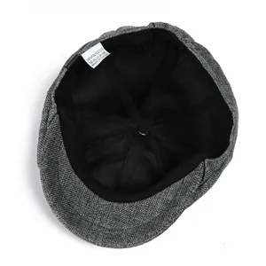 Vue détaillée de l'intérieur de la casquette grise avec doublure et étiquette d'entretien