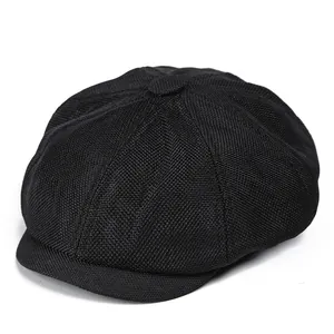 Gros plan de la casquette gavroche noire en lin avec texture tricotée respirante